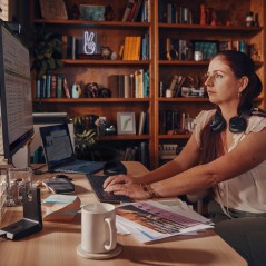 "Poly Voyager Focus 2-M Trådløs Kabling Headset - Sort | Førsteklasses Lyd og Komfort"