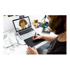 One by Wacom Medium - Kreativitet i Sort/Rød | Perfekt til Tegning & Design - Varenummer: 4949268621076